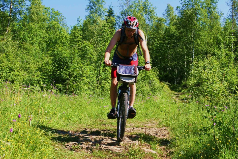 På sykkel mellom Konnerudkollen og Hagatjern. På sykkel mellom Konnerudkollen og Hagatjern.