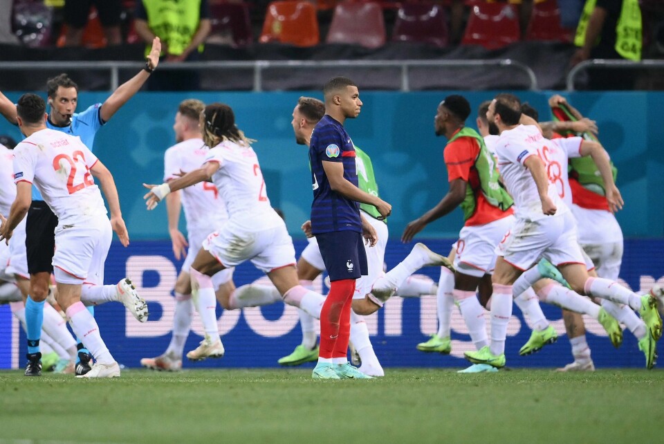 Kylian Mbappe har bommet på straffesparket og må se Sveits-spillerne juble rundt ham. Foto: Kylian Mbappe har bommet på straffesparket og må se Sveits-spillerne juble rundt ham. Foto:
