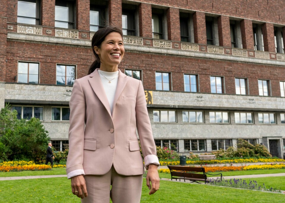 Byråd for miljø og samferdsel Lan Marie Nguyen Berg forlater Oslo rådhus onsdag etter at det ble klart at byrådet går av som følge av mistillitsforslaget henne. Byråd for miljø og samferdsel Lan Marie Nguyen Berg forlater Oslo rådhus onsdag etter at det ble klart at byrådet går av som følge av mistillitsforslaget henne.