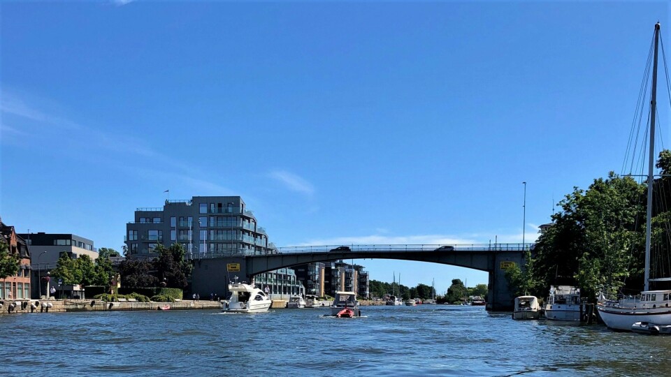 Kråkerøybrua stenges for trafikk mellom 23. august og 22. oktober. Det blir omkjøring via Værstebrua, som i perioden vil ha klaffene nede for å bedre trafikkflyten. Kråkerøybrua sett fra elva