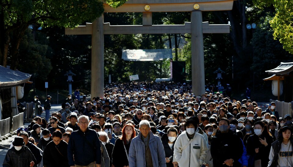 Folkemasse på vei til Mej-helligdommen for å be på årets første dag. Et jordskjelv med styrke 7,4 rystet Japan første nyttårsdag. Folkemasse på vei til Mej-helligdommen for å be på årets første dag. Et jordskjelv med styrke 7,4 rystet Japan første nyttårsdag.