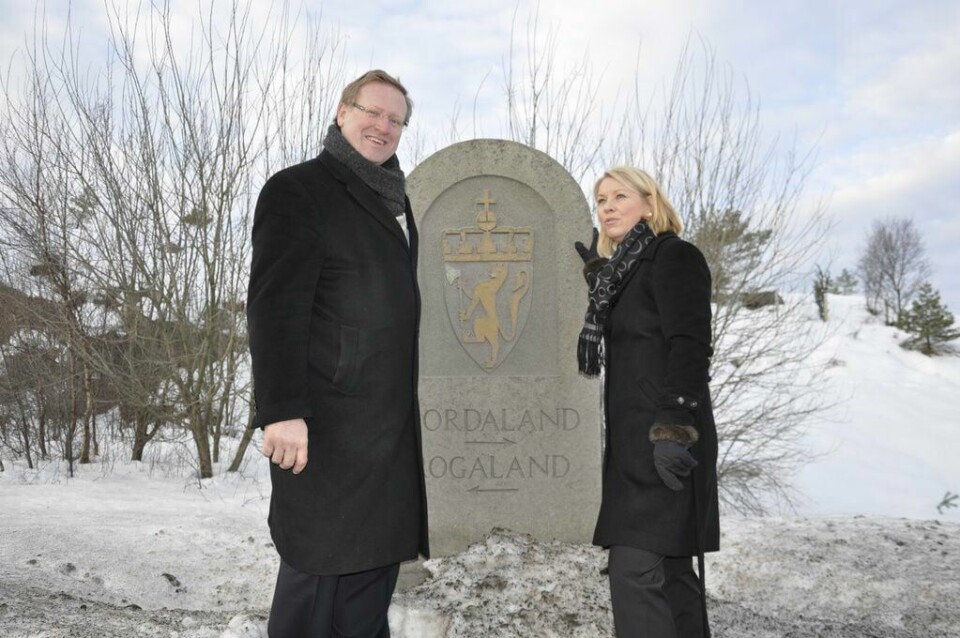 Det har vore mange freistnader på å få Stavanger og Bergen til å samarbeida. I 2010 underteikna dåverande Stavanger-ordførar Leif Johan Sevland (H) og dåverande Bergen-byrådsleiar Monica Mæland (H) ei samarbeidsavtale på fylkesgrensa mellom Rogaland og det som var Hordaland. kommentar
