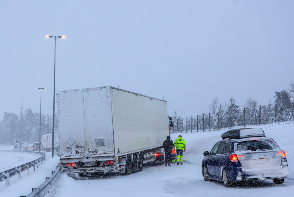 Mye snø har kommet på Sørlandet. Trafikken står på E18 ved Gaupemyr i Lillesand tirsdag kveld. Dette bildet er tatt tidligere tirsdag. Et vogntog har fått problemer som følge av snøen på E18 ved Gaupemyr. Foto: Tor Erik Schrøder / NTB