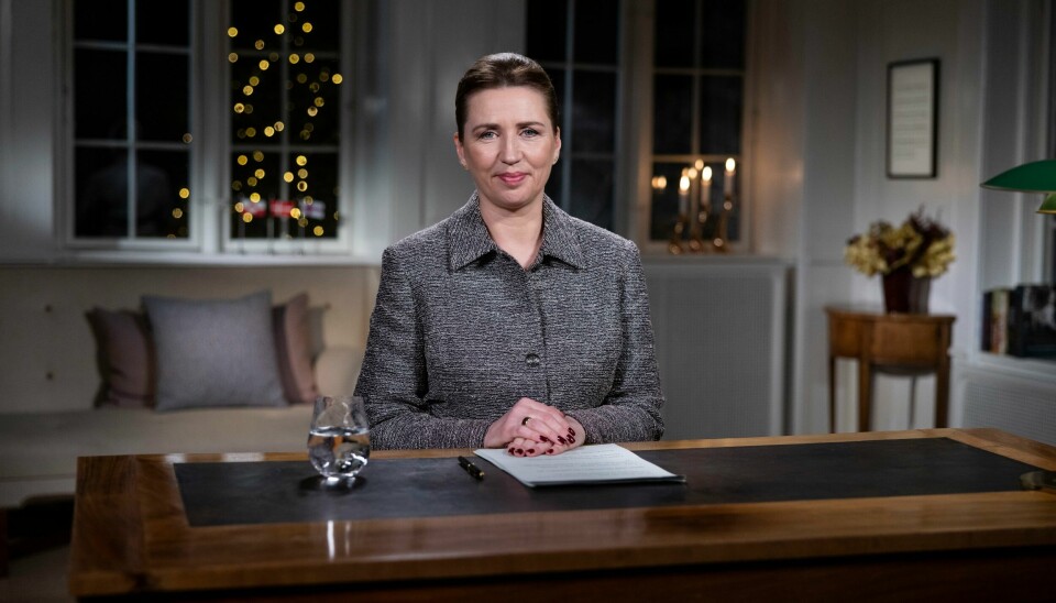 Danmarks statsminister Mette Frederiksen holdt mandag sin årlige nyttårstale fra statsministerboligen. Talen måtte skrives om på grunn av dronning Margrethes kommende abdikasjon. Danmarks statsminister Mette Frederiksen holdt mandag sin årlige nyttårstale fra statsministerboligen. Talen måtte skrives om på grunn av dronning Margrethes kommende abdikasjon. Foto: Nikolai Linares / Ritzau Scanpix / NTB