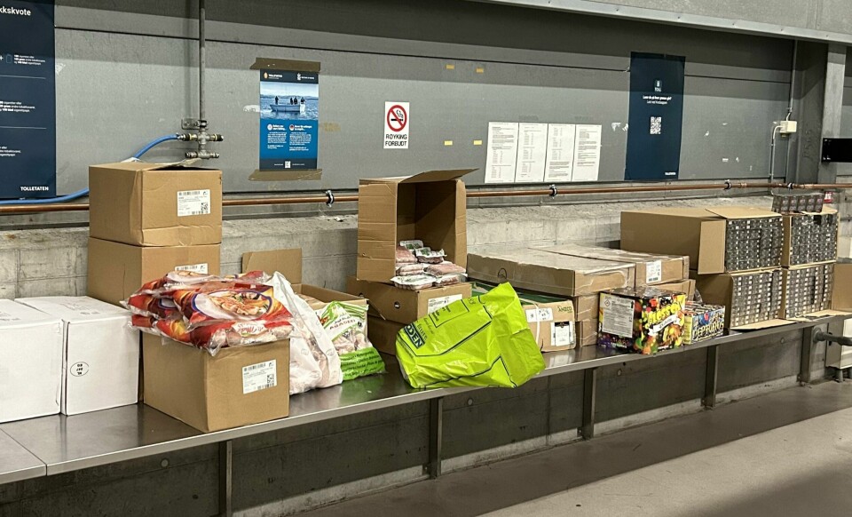 Beslaget på 40.000 sigaretter (til høyre i bildet), samt 235 kilo kjøtt og masse fyrverkeri førte til anmeldelse av de to mennene. Tollbeslag 21. desember 2023