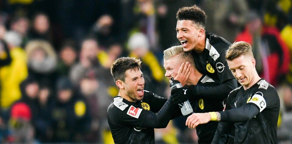 Jadon Sancho er på vei tilbake til Borussia Dortmund. Her på ryggen til Erling Braut Haaland under en kamp i 2020. Raphaël Guerreiro (t.v.), her sammen med Erling Braut Haaland i Borussia Dortmund i 2020.Foto: Tom Weller / DPA / NTB