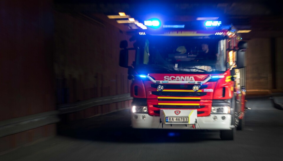 Personen som er ute av huset, blir tatt vare på av helsepersonell. Personen som er ute av huset, blir tatt vare på av helsepersonell.