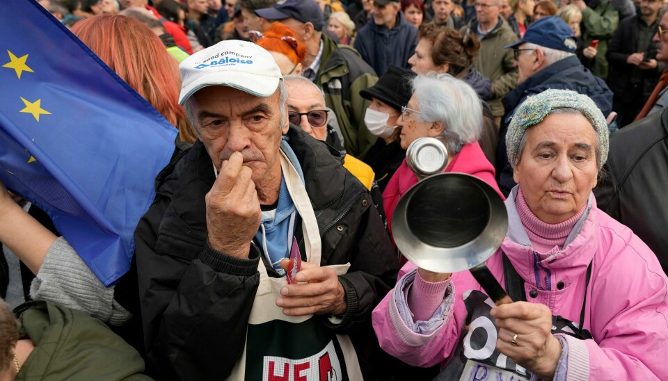 Demonstranter i sentrum av Beograd dagen før nyttårsaften. De er blant tusenvis av serbere som mener at valget var preget av fusk, og som ønsker en mer EU-vennlig og mindre nasjonalistisk linje. Demonstranter i sentrum av Beograd dagen før nyttårsaften. De er blant tusenvis av serbere som mener at valget var preget av fusk, og som ønsker en mer EU-vennlig og mindre nasjonalistisk linje. Foto: Darko Vojinovic / AP / NTB