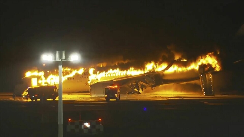 Passasjerflyet fra Japan Airlines i flammer etter kollisjonen med et kystvaktfly på flyplassen i Tokyo tirsdag. Dette bildet er hentet fra en video Hele passasjerflyet fra Japan Airlines brant etter en kollisjon med et kystvaktfly. Dette bildet er hentet fra en video. Foto: NTV via AP / NTB