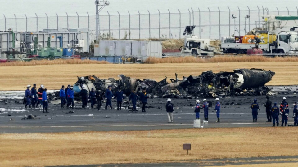Etterforskere fra politiet og Japans flyhavarikommisjon undersøkte onsdag de to flyvrakene etter kollisjonen på Haneda-flyplassen i Tokyo. Etterforskere fra politiet og Japans flyhavarikommisjon undersøkte onsdag de to flyvrakene etter kollisjonen på Haneda-flyplassen i Tokyo. Foto: Kyodo News / AP / NTB