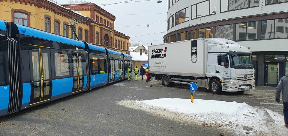 Lastebil og trikk kolliderte i Oslo sentrum. Lastebil og trikk kolliderte i Oslo sentrum.