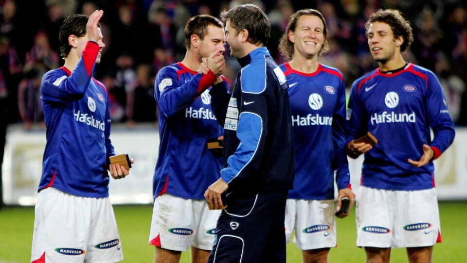 Vålerengas trener Petter Myhre gratulerer Daniel Fredheim Holm, Thomas Holm, Morten Berre og Freddy dos Santos etter å ha kapret 3. plassen i eliteserien i 2006. Vålerengas trener Petter Myhre gratulerer Daniel Fredheim Holm, Thomas Holm, Morten Berre og Freddy dos Santos etter å ha kapret 3. plassen i eliteserien i 2006.