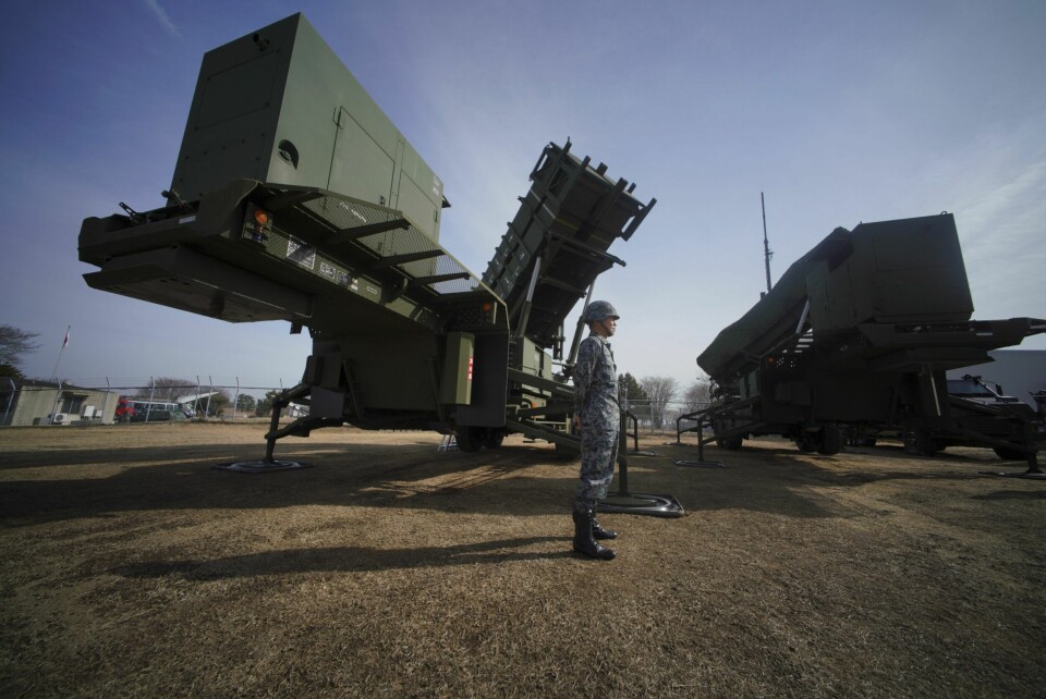 Patriot-luftvernsystem. Illustrasjonsfoto. En japansk soldat står foran et luftvernsystem av typen Patriot. Foto: AP / NTB