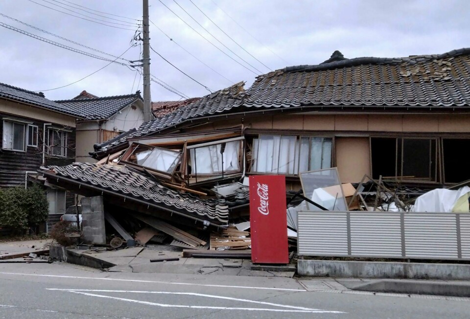 Dette huset var et av mange som ble ødelagt i jordskjelvet i Japan mandag. Et sammenrast hus i Wajima etter skjelvet. Japanske myndigheter sier de jobber med å få oversikt over situasjonen. Foto: Kyodo News / AP / NTB