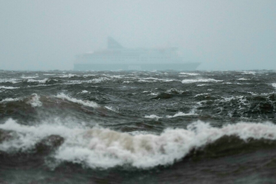 Danskebåten ble onsdag liggende fast i Øresund på grunn av dårlig vær. Torsdag kunne de rundt 900 passasjerene gå i land i København etter et ekstra døgn på åpent hav. Danskebåten ble onsdag liggende i Øresund utenfor Taarbæk på Sjælland. Foto: Thomas Traasdahl / Ritzau Scanpix / NTB