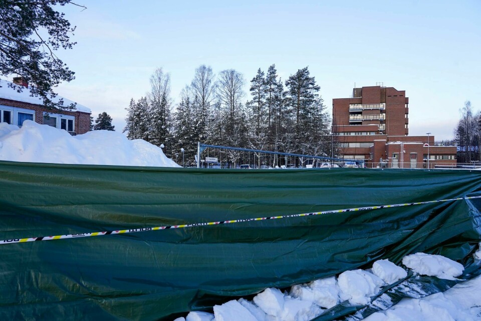 En kvinne ble i natt ble funnet død og en mann ble funnet hardt skadd i en bil i nærheten av sykehuset i Elverum. Nå er også mannen død. En kvinne ble i natt ble funnet død og en mann ble funnet hardt skadd i en bil i nærheten av sykehuset i Elverum. Nå er også mannen død.