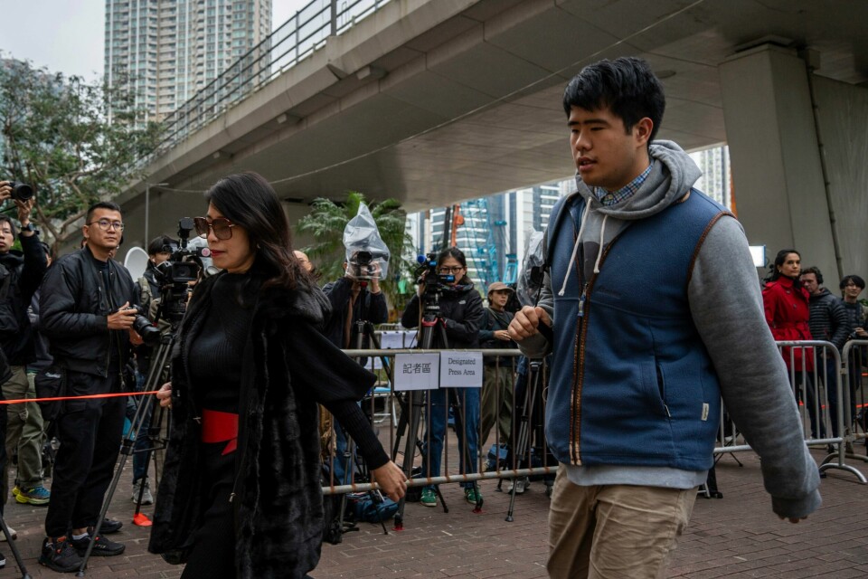 Jimmy Lais kone Teresa Lai ankommer domstolen i Hongkong for rettssaken mot 76-åringen. En rekke utenlandske aktører som anklages for å ha konspirert med Lai, tar ham i forsvar. Jimmy Lais kone Teresa Lai ankommer domstolen i Hongkong for rettssaken mot 76-åringen. En rekke utenlandske aktører som anklages for å ha konspirert med Lai, tar ham i forsvar. Foto: Vernon Yuen / AP / NTB