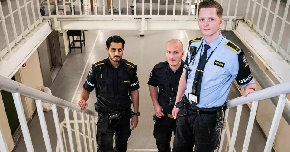 Terskelen for vold er lavere, og volden er grovere. Det forteller Farukh Qureshi, leder i fengselsfunksjonærers forening og kollegene Tobias og Steffen. Terskelen for vold er lavere, og volden er grovere. Det forteller Farukh Qureshi, leder i fengselsfunksjonærers forening og kollegene Tobias og Steffen.