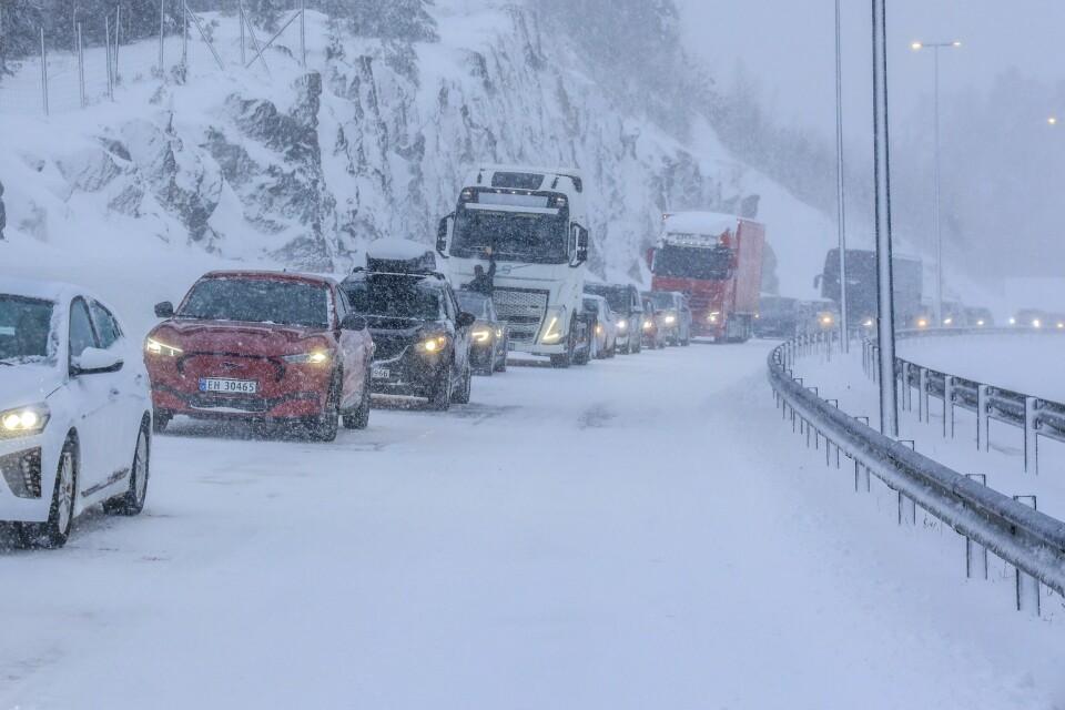 – La bilen stå hvis du ikke har prekære behov for å ferdes på veiene i Agder i morgen, sier avdelingsdirektør Tore Jan Hansen i Statens vegvesen. Her fra E18 ved Gaupemyr i Lillesand tirsdag. Lange køer i Lillesand på grunn av trøbbel med trailere i østgående felt tirsdag ettermiddag. Trafikken på Sørlandet opplever store problemer som følge av snøen, som trolig ikke vil ta slutt med det første. Foto: Tor Erik Schrøder / NTB