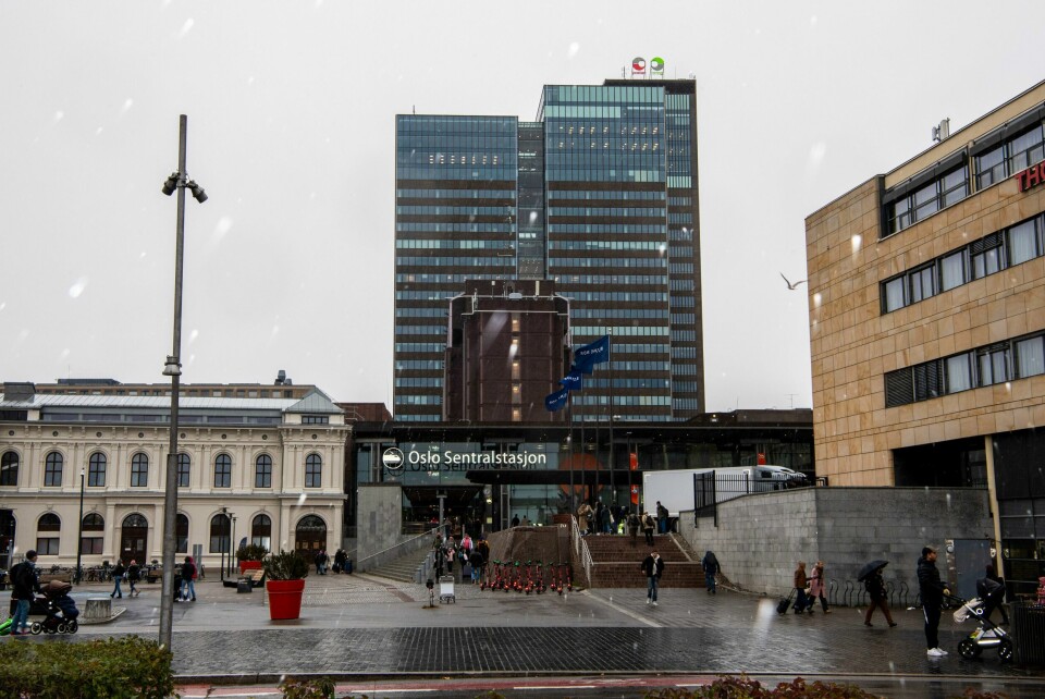 Oslo sentralstasjon. Sist lørdag kom det en blanding av snø og regn over Oslo. Dette bildet er tatt utenfor Oslo sentralstasjon lørdag ettermiddag. Førstkommende helg kan det bli mer snø i hovedstaden. Foto: Annika Byrde / NTB