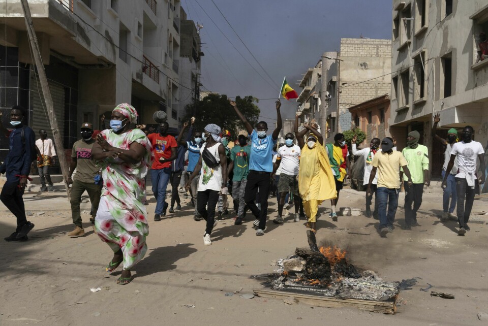Tre personer er drept i demonstrasjoner mot utsettelse av valget i Senegal. Demonstranter i Senegals hovedstad Dakar fredag protesterte mot president Macky Salls beslutning om å utsette presidentvalget med ti måneder. Foto: Stefan Kleinowitz / AP / NTB