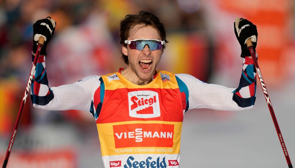 Jarl Magnus Riiber har hatt mye å juble for også denne sesongen. Med søndagens seier har han nå vunnet ti renn på rad. Her fra seieren i Seefeld forrige helg. Jarl Magnus Riiber er med til Estland kommende helg. Foto: Matthias Schrader / AP / NTB