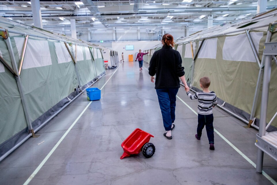 Mange ukrainske flyktninger registrerer seg for norsk politi på Nasjonalt mottakssenter i Råde, der UDI og flere andre aktører prøver å ta unna for de mange ankomstene. Også på det nasjonale mottakssenteret i Råde, der mange flyktningar registrerer seg for første gong, merkar dei auka pågang av ukrainarar for tida. Natt til tysdag var det 817 som overnatta på mottaket, medan kapasiteten er på 850. Biletet er tatt i mars i fjor, like etter at krigen braut ut. Foto: Javad Parsa / NTB / NPK