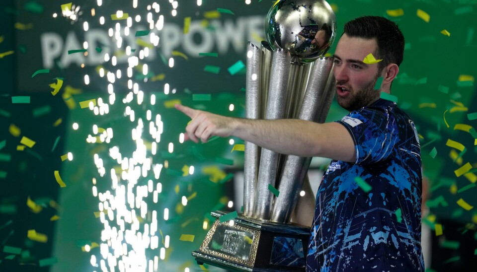 Luke Humphries (28) slo sensasjonsgutten Luke Littler (16) 7-4 i finalen i dart-VM onsdag og ble mester for første gang. Luke Humphries (28) slo sensasjonsgutten Luke Littler (16) 7-4 i finalen i dart-VM onsdag og ble mester for første gang.