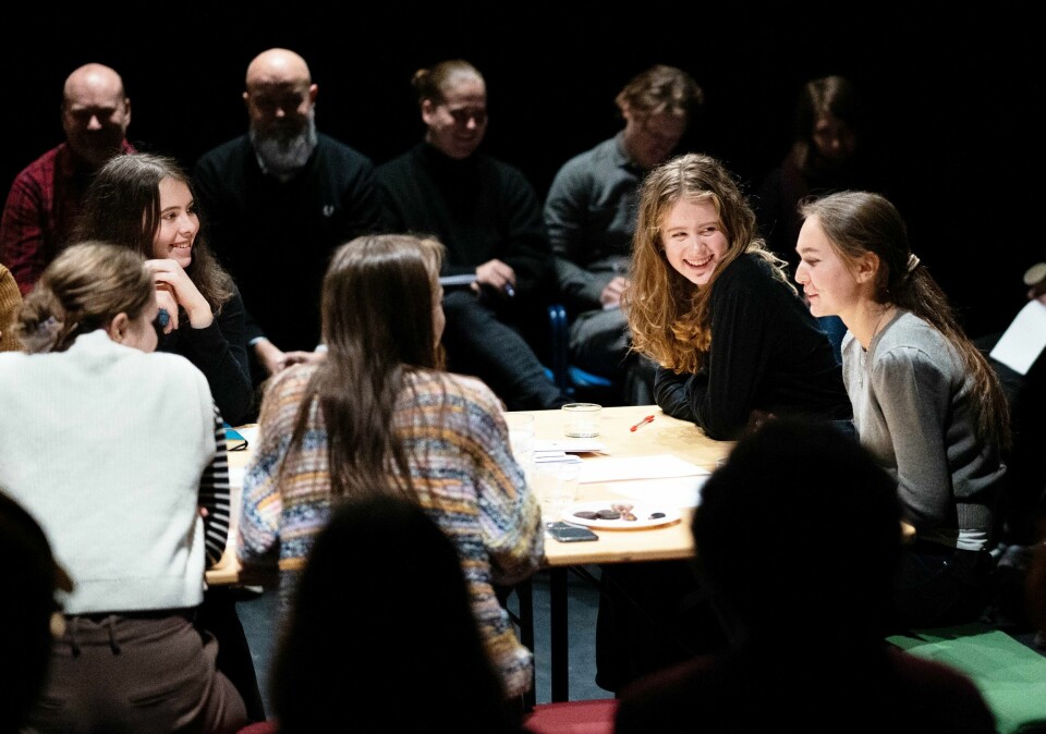 Det er svært viktig at elever deltar i undervisningen og er til stede på skolen. Men samtidig må det være mulig for ungdom å engasjere seg politisk og medvirke i saker som angår dem, skriver Emilie Schei. Bildet er fra Kulturtankens og Scenekunstbrukets seminar «Den kritiske skolesekken» i 2022. Kulturtanken, seminar, ungdom