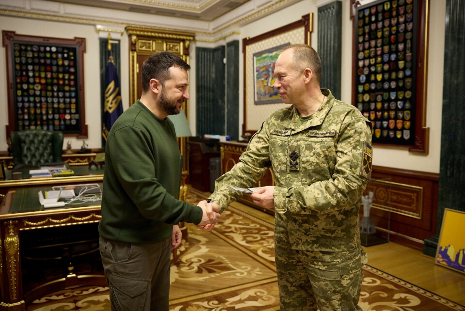 Ukrainas nye forsvarssjef, generaloberst Oleksandr Syrskyj, ønskes lykke til i ny stilling av landets president Volodymyr Zelenskyj. Ukraine's President Volodymyr Zelenskiy and Commander in Chief of the Ukrainian Armed Forces Colonel General Oleksandr Syrskyi shake hands after a meeting with newly appointed top military commanders, amid Russia's attack on Ukraine, in Kyiv, Ukraine February 10, 2024. Ukrainian Presidential Press Service/Handout via REUTERS ATTENTION EDITORS - THIS IMAGE HAS BEEN SUPPLIED BY A THIRD PARTY.