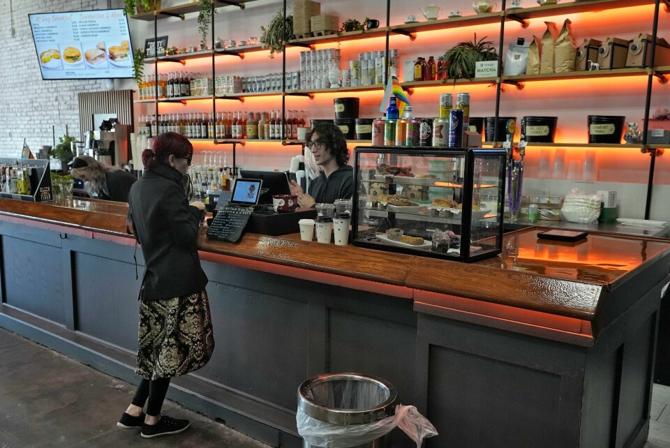 En kunde kjøper seg en kopp kaffe på en kafé i Tampa i Florida i USA. Prisene steg mer enn ventet i januar. En kunde kjøper seg en kopp kaffe på en kafé i Tampa i Florida i USA. Prisene steg mer enn ventet i januar. Foto: Chris O'Meara / AP / NTB
