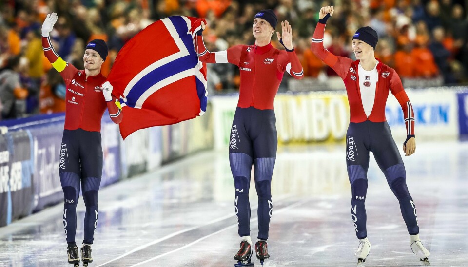 Sander Eitrem, Sverre Lunde Pedersen og Peder Kongshaug jubler for gullet under skøyte-EM i Heerenveen i Nederland. Sander Eitrem, Sverre Lunde Pedersen og Peder Kongshaug feiret EM-gull og verdensrekord i lagtempo med det norske flagget i Thialf-hallen i Heerenveen. Foto: Vincent Jannink / ANP / NTB