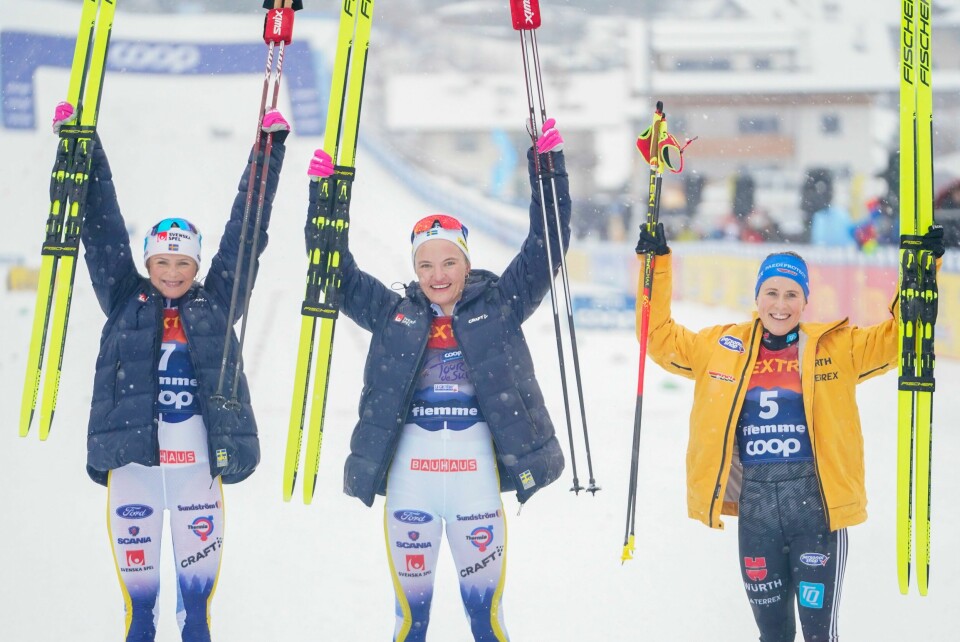 Frida Karlsson, vinnere Linn Svahn og Katharina Hennig etter 15 km fellesstart for kvinner i Val di Fiemme lørdag. Linn Svahn (i midten) vant foran Frida Karlsson (t.v.) og Katharina Hennig i Tour de Ski lørdag. Foto: Terje Pedersen / NTB