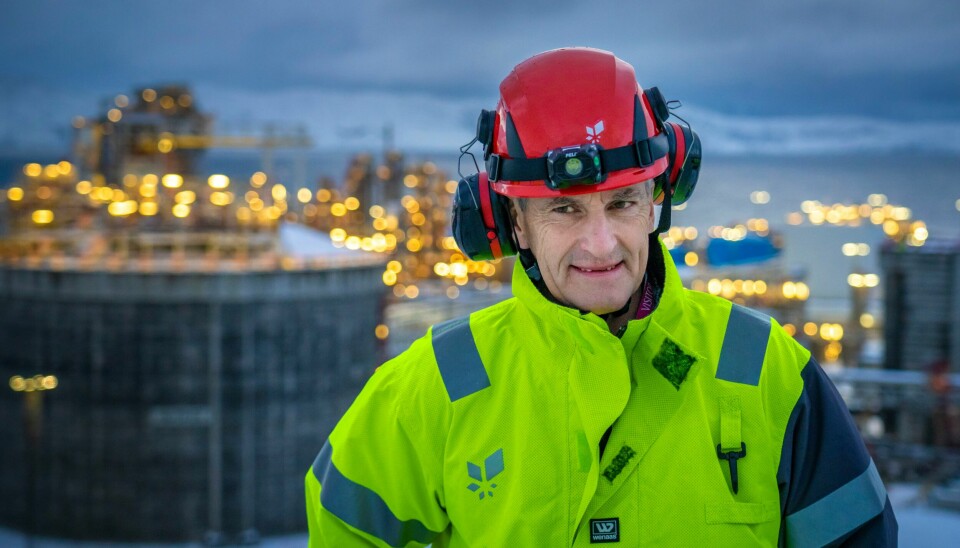 Equinors anlegg på Melkøya utenfor Hammerfest produserer flytende gass. Her er statsminister Jonas Gahr Støre på besøk. Statsminister Jonas Gahr Støre (Ap) foran Equinors anlegg på Melkøya utenfor Hammerfest.Foto: Ole Berg-Rusten / NTB
