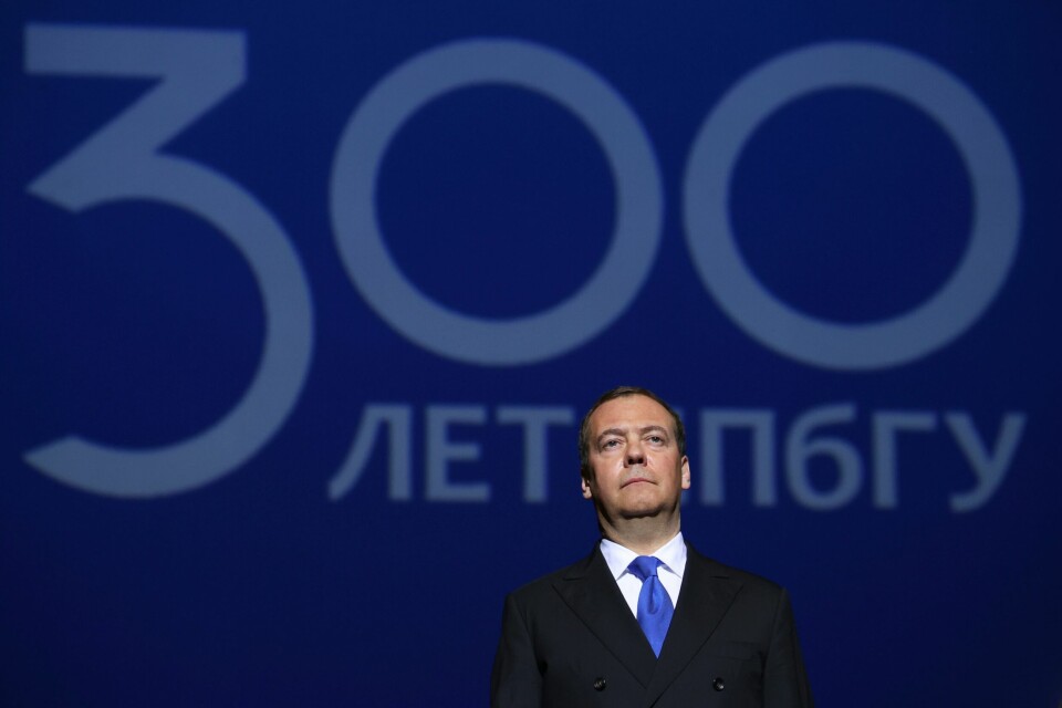 Forfatter Sylo Taraku har beskrevet Dmitrij Medvedev som en slags «kontrollert ventil» i Russland. Russian Security Council Deputy Chairman and the head of the United Russia party Dmitry Medvedev takes part in the event to mark the tricentenary of the St. Petersburg State University at the Mariinsky Theater in Moscow, Russia, late Friday, Feb. 9, 2024. (Ekaterina Shtukina, Sputnik, Government Pool Photo via AP)