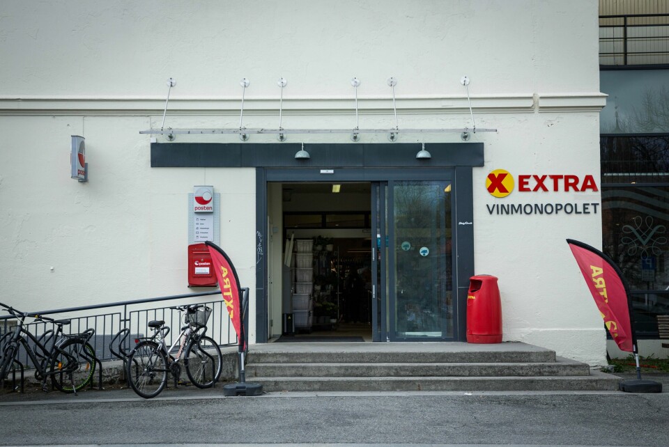 Espen Andersen Bråthen gikk løs med pil og bue inne i denne Coop Extra-butikken. Fem personer døde og flere ble skadd. Kvinnen jobber på Vinmonopolet og var på vei til bilen sin på baksiden av bygget da hun møtte på Espen Andersen Bråthen. Foto: Alf Simensen / NTB