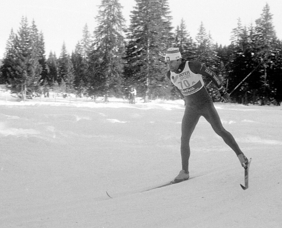 Ove Aunli praktiserer enbeinsskøyting under VM i Seefeld i 1985. Ove Aunli praktiserer enbeinsskøyting under VM i Seefeld i 1985.