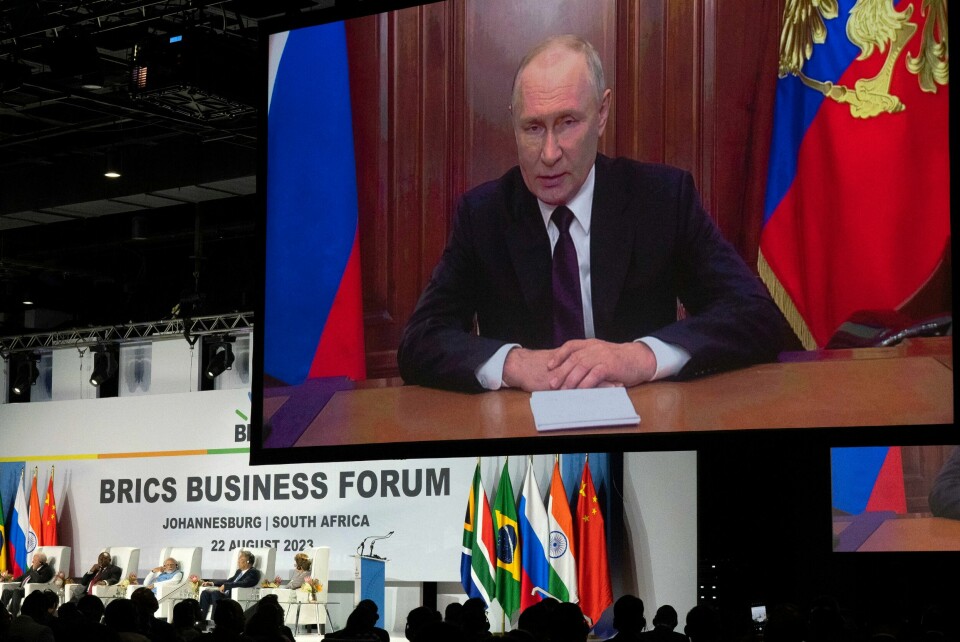 Russlands president Vladimir Putin avbildet på skjerm i Johannesburg, Sør-Afrika under en tale til Brics-landene i høst. Russian President Vladimir Putin addresses leaders from the BRICS group of emerging economies at the start of a three-day summit in Johannesburg, South Africa , Tuesday, Aug. 22, 2023. Putin appeared on a video link after his travel to South Africa was complicated by an International Criminal Court arrest warrant against him over the war in Ukraine. (AP Photo/Jerome Delay)