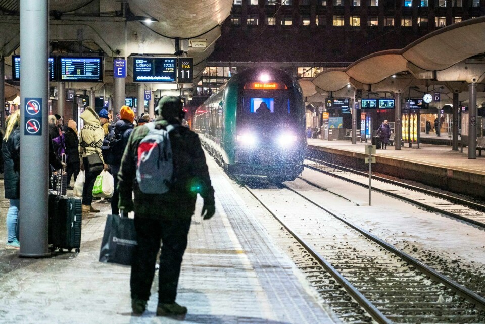 Passasjerer som daglig pendler med tog vil oppleve et betraktelig bedre togtilbud, med flere avganger og mindre trengsel, skriver Erik Lund. Folk som venter på toget på Oslo S