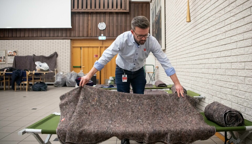 Kommunikasjonssjef i Frelsesarmeen Geir Smith-Solevåg så over sengene før tilbudet åpnet nylig. Overnattingstilbudet Vinternatt er Frelsesarmeens tilbud for mennesker som er hjemløse. Kommunikasjonssjef i Frelsesarmeen Geir Smith-Solevåg så over sengene før tilbudet åpnet nylig. Overnattingstilbudet Vinternatt er Frelsesarmeens tilbud for mennesker som er hjemløse. Foto: Annika Byrde / NTB