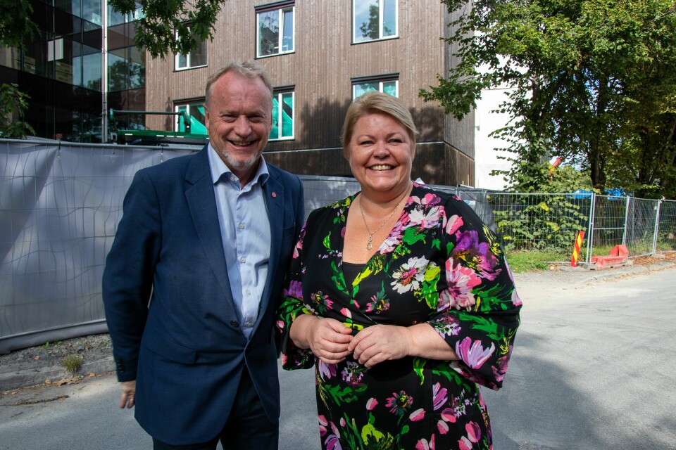 Byrådsleder Raymond Johansen og eldrebyråd Marthe Scharning Lund utenfor det halvferdige Tåsenhjemmet i sommer. Byrådsleder Raymond Johansen og eldrebyråd Marthe Scharning Lund.