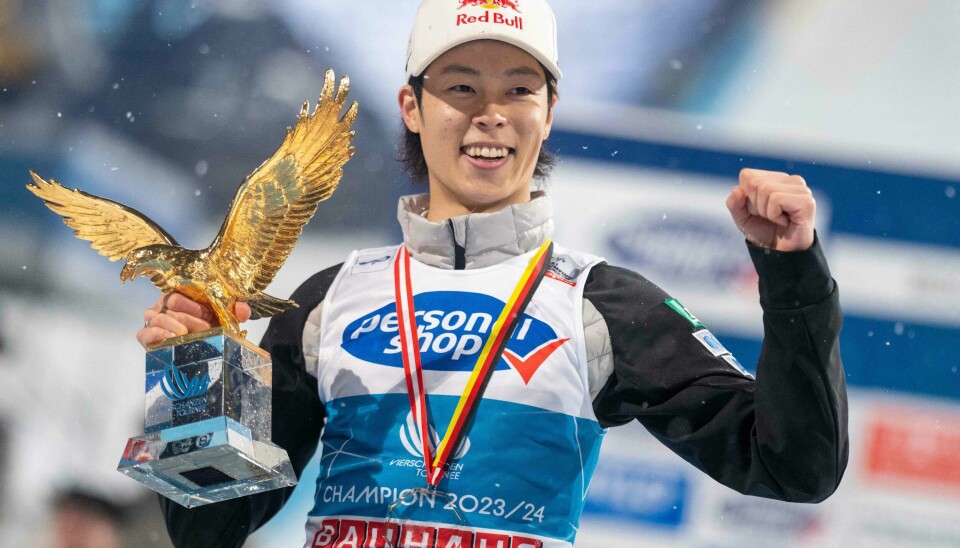 Ryoyu Kobayashi jubler etter å ha sikret seg nok en sammenlagtseier i hoppuka. Ryoyu Kobayashi jubler etter å ha sikret seg nok en sammenlagtseier i hoppuka.