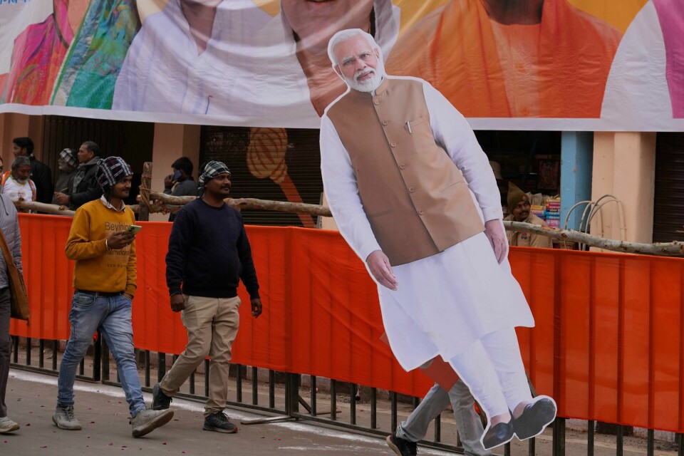 En pappfigur av Indias statsminister Narendra Modi bæres gjennom gatene i Ayodhya der han i februar, to måneder før valget settes i gang, blir forgrunnsfiguren i innvielsen av et hinduistisk tempel bygd på tomta etter en revet moské. En pappfigur av Indias statsminister Narendra Modi bæres gjennom gatene i Ayodhya der han i februar, to måneder før valget settes i gang, blir forgrunnsfiguren i innvielsen av et hinduistisk tempel bygd på tomta etter en revet moské.