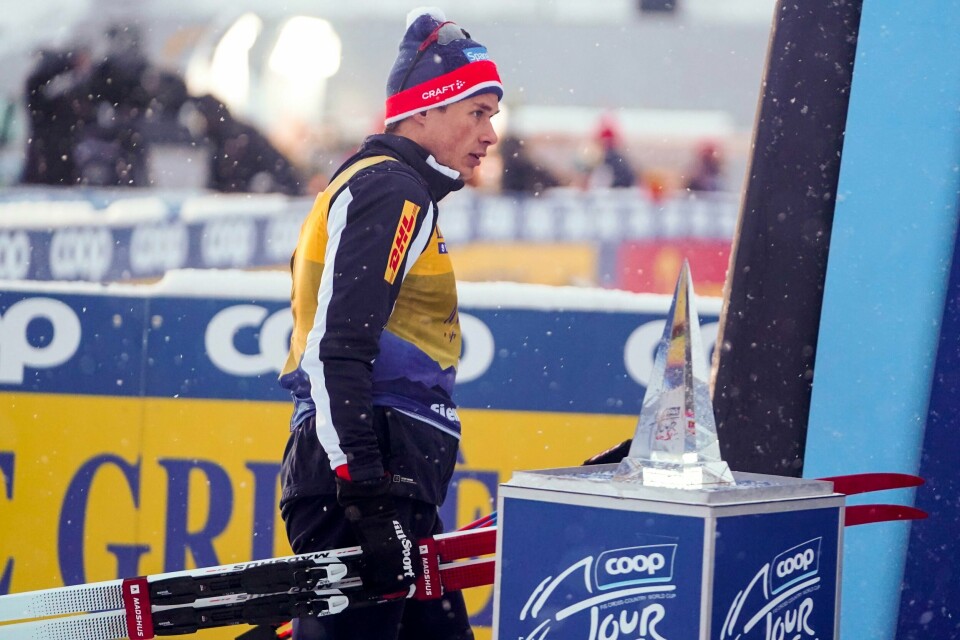 Harald Østberg Amundsen passerer trofeet som han får om han vinner Tour de Ski i dag. Harald Østberg Amundsen passerer trofeet som han får om han vinner Tour de Ski i dag. Foto: Terje Pedersen / NTB.