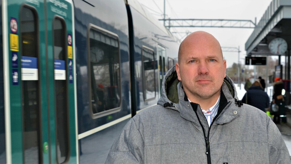 – Nok er nok! Vi er alle avhengige av å komme oss til og fra jobb i fremtiden, selv om det er snø og minusgrader, sier leder av pendlerforening, Ronny Aukrust. Ronny Aukrust leder pendlerforeningen Indre Østfold