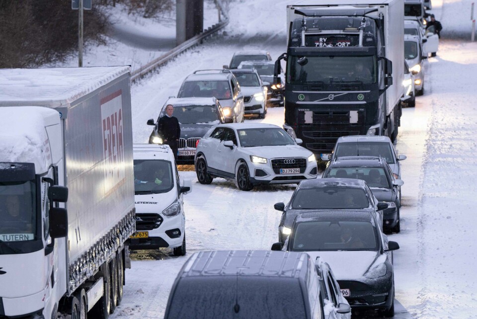 Sånn ser det ut på E45 ved Randers torsdag. Fullstendig snøkaos. Snø på motorveien