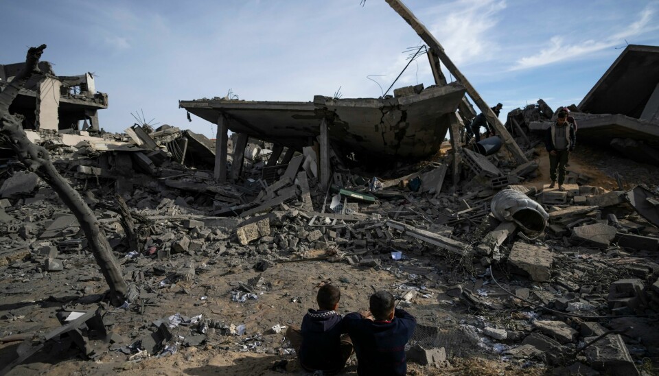 Over 29.000 mennesker skal være drept i Gaza. Palestinske barn ved åstedet for en israelsk militæroperasjon i Rafah sør på Gazastripen. Israel sier de klarte å frigi to gisler i operasjonen. Et stort antall palestinere ble drept, ifølge lokale helsemyndigheter. Foto: Fatima Shbair / AP / NTB