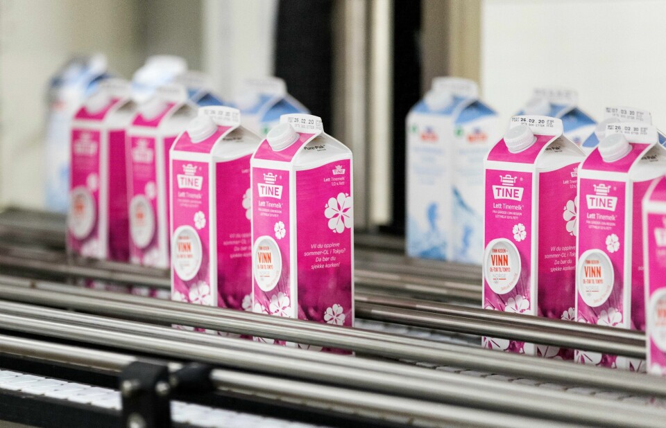 Selv om det ble produsert for lite melk i fjor, måtte noen av bøndene til sammen betale 27 millioner kroner i avgift for overproduksjon. Selv om det ble produsert for lite melk i fjor, måtte noen av bøndene til sammen betale 27 millioner kroner i avgift for overproduksjon. Foto: Gorm Kallestad / NTB
