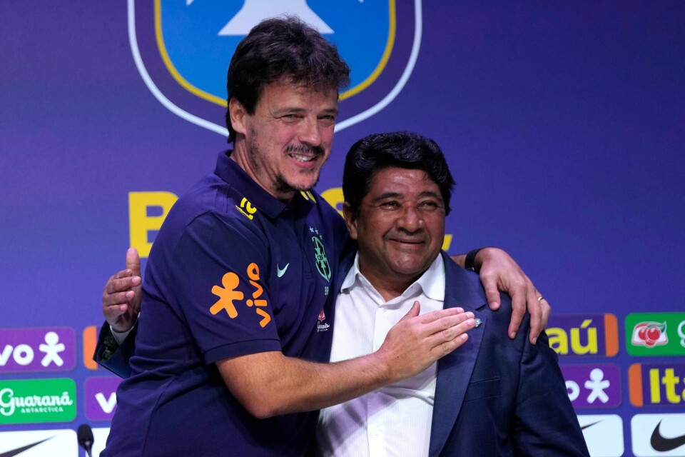 Fernando Diniz (t.v.) ble i fjor sommer hentet inn som vikarierende landslagssjef for Brasil. Ifølge både AP og AFP mister han jobben før kontrakten løper ut. Foto: Silvia Izquierdo / AP / NTB Brasils landslagstrener Fernando Diniz (til venstre) er her avbildet med den brasilianske fotballpresidenten Ednaldo Rodrigues. En domstol har avsatt Rodrigues på grunn av uregelmessigheter i forbindelse med valget av ham, og Fifa advarer nå om at Brasil kan bli suspendert fra internasjonale kamper på grunn av innblandingen fra myndighetene. Foto: Silvia Izquierdo / AP / NTB