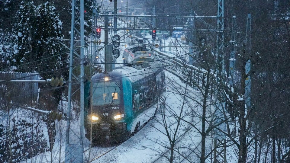 Togtrafikken på Østlandet sliter med kulda. Tog og snø.